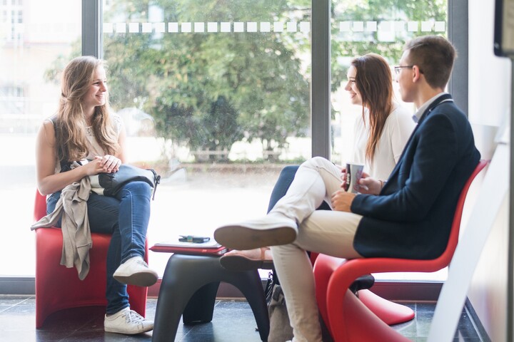 Studierende in Sitzecke
